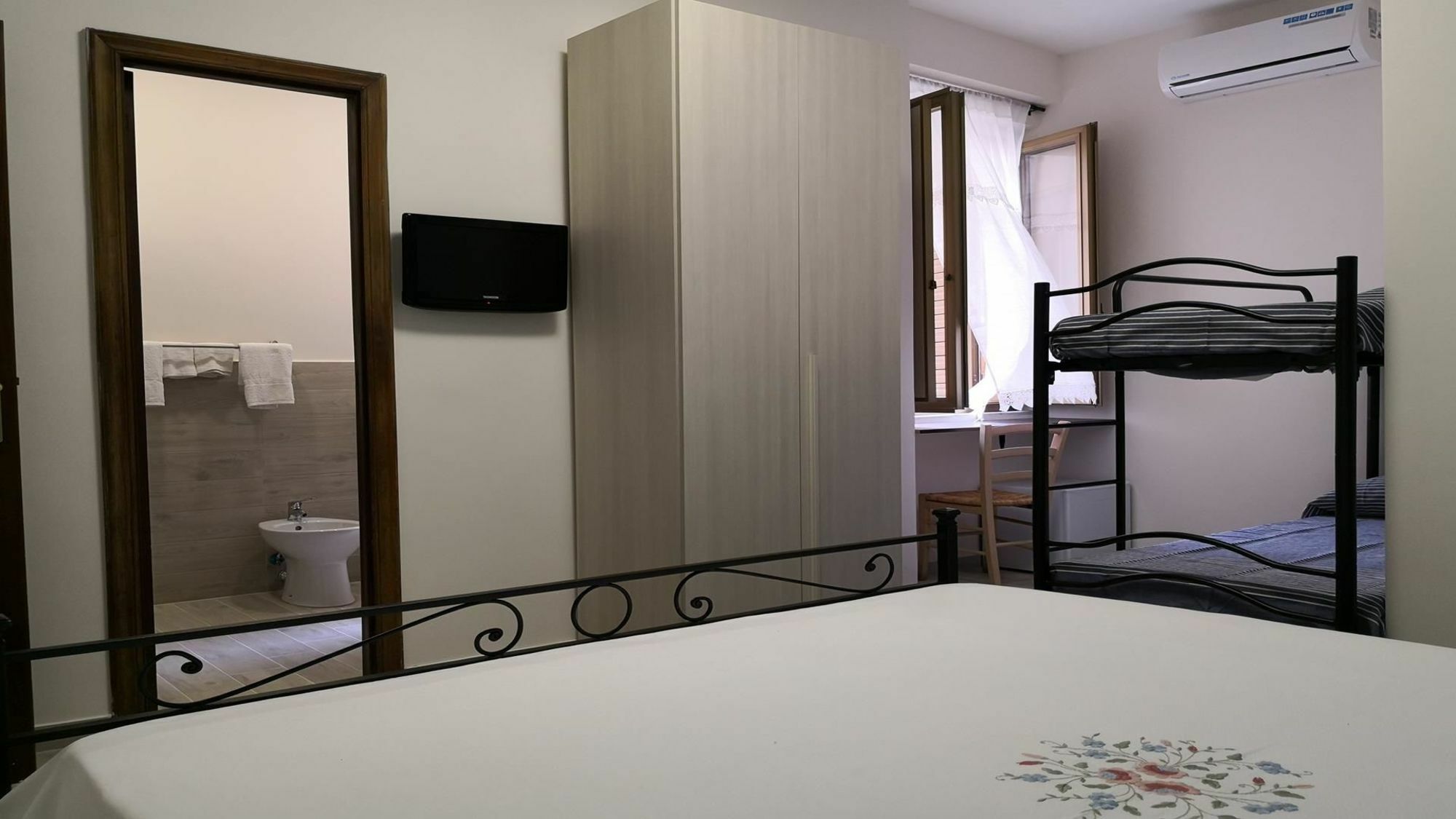 Fenesta Vascia Bed & Breakfast Наполи Екстериор снимка
