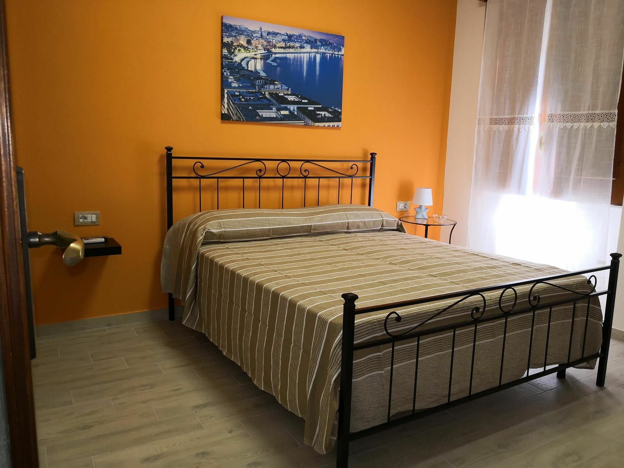 Fenesta Vascia Bed & Breakfast Наполи Екстериор снимка