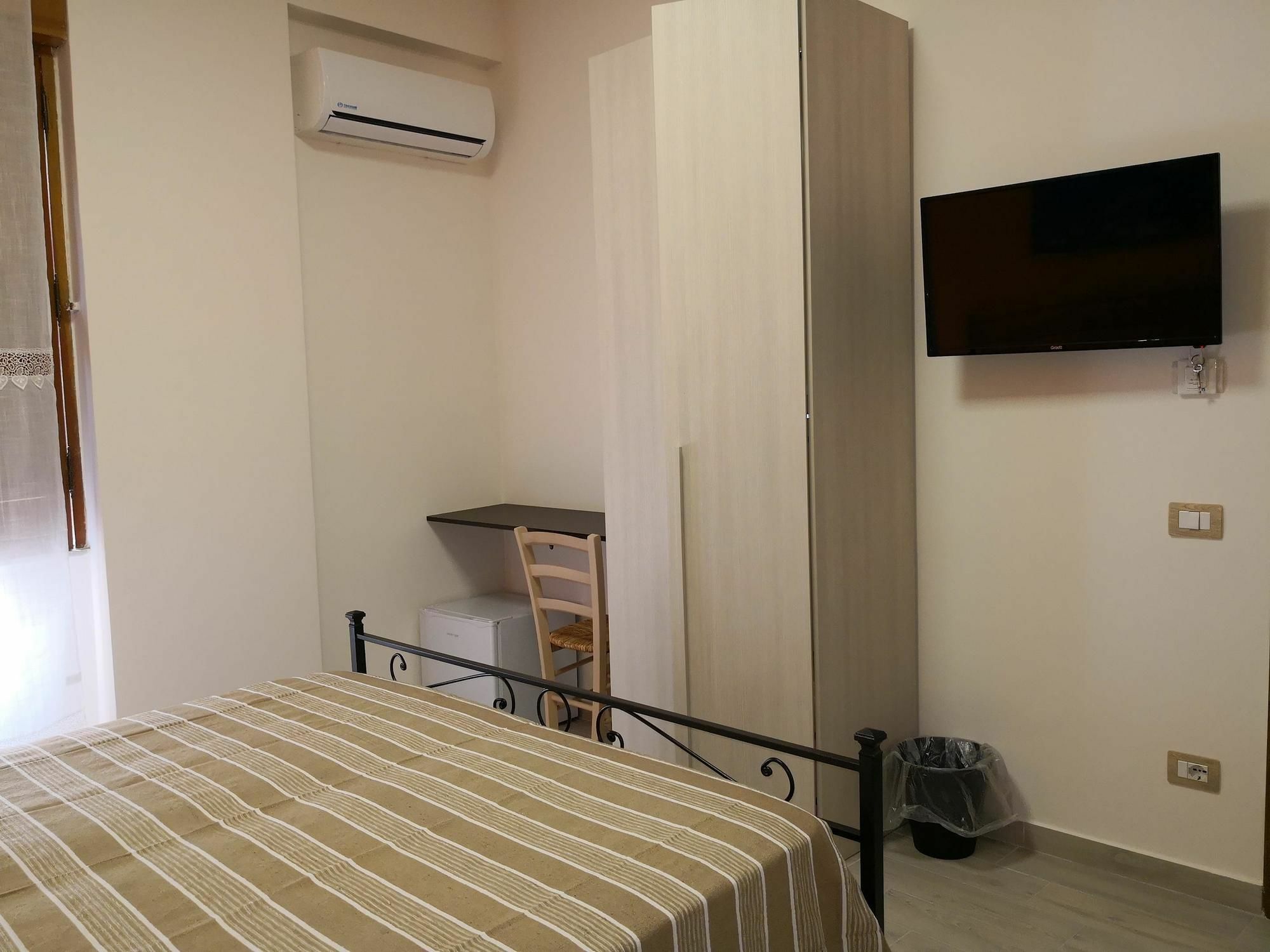 Fenesta Vascia Bed & Breakfast Наполи Екстериор снимка